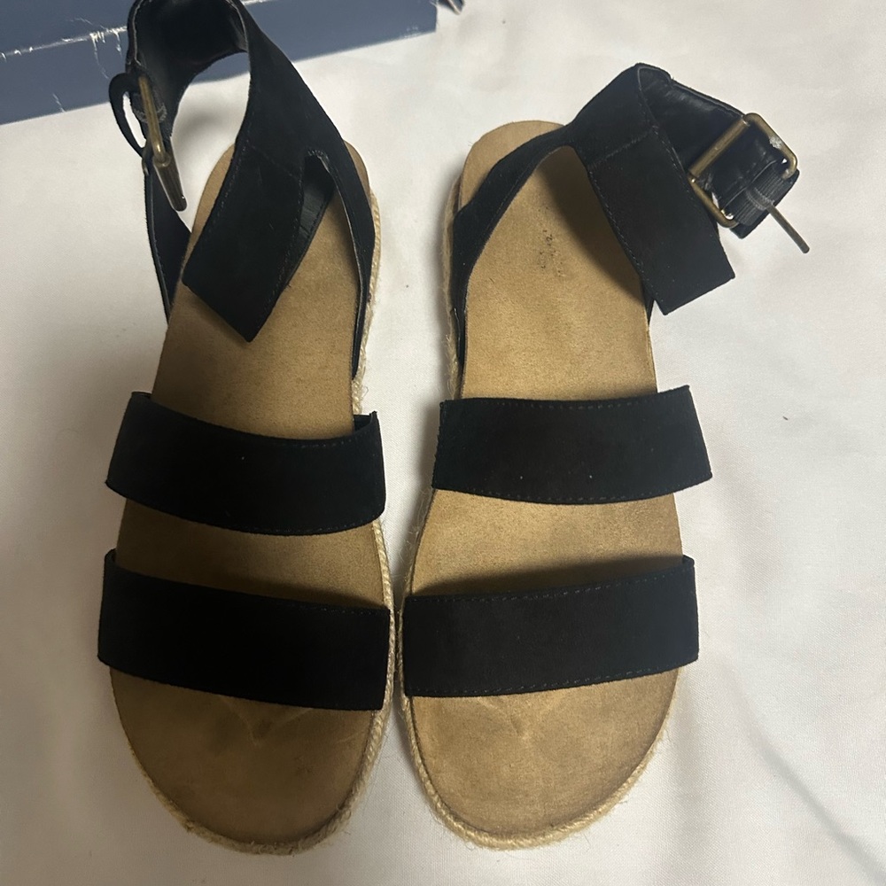 Universal Thread Black Buckle Strap Sandals size 8 1/2